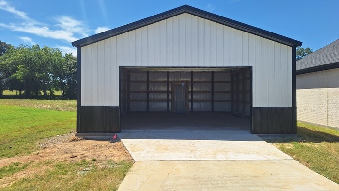 Post frame garage with large overhead door opening